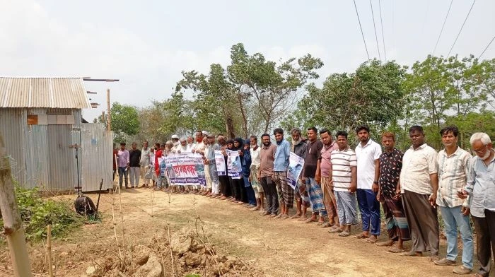 কুমিল্লায় সরকারি ভূমি বিক্রির প্রতিবাদে সামুকসার বাসীর মানববন্ধন
